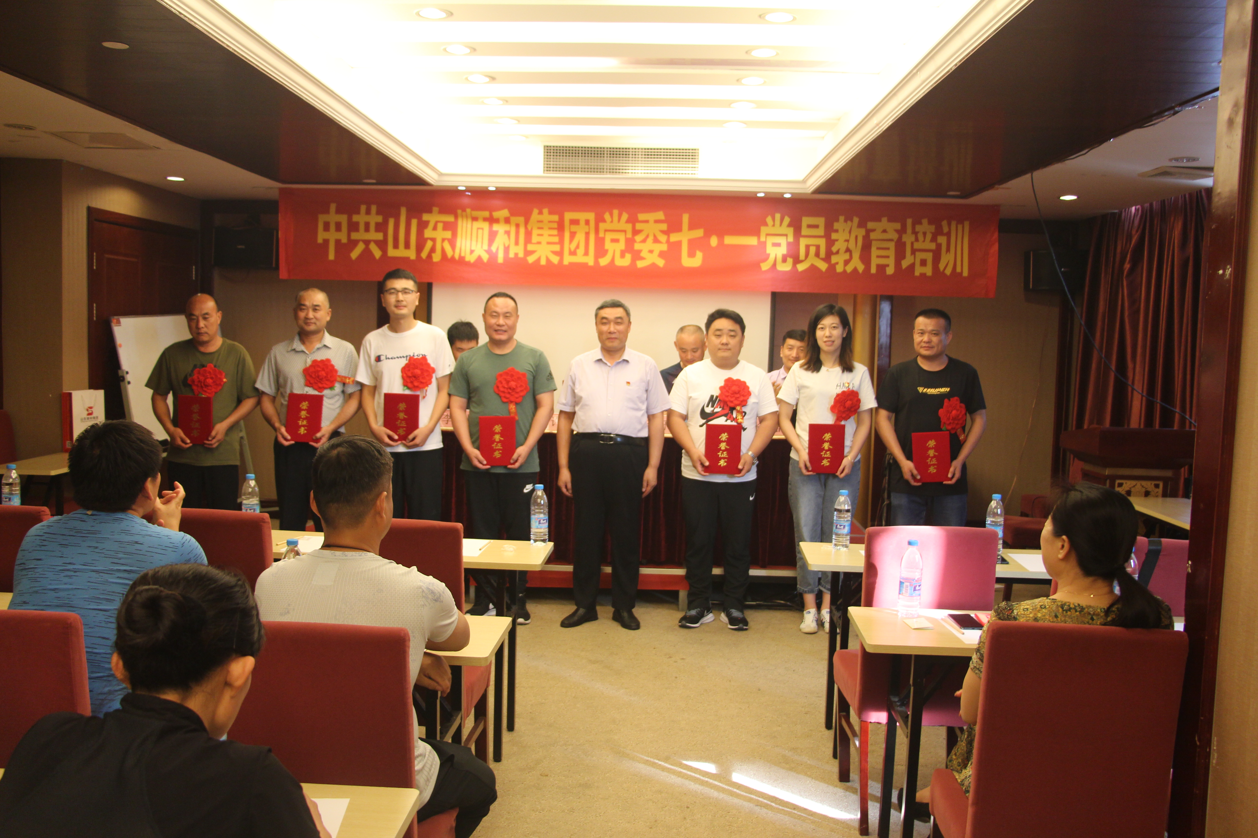 為優(yōu)秀黨員頒發(fā)榮譽(yù)證書