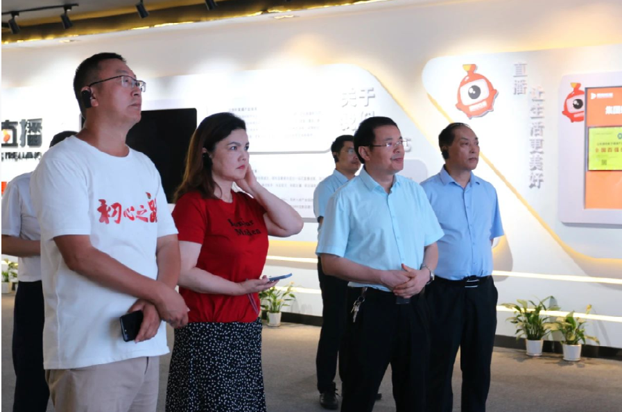 澎湃新聞初心之路巡展—紅色大巴駛?cè)腠樅椭辈?></a>
        </div>
        <div   id=