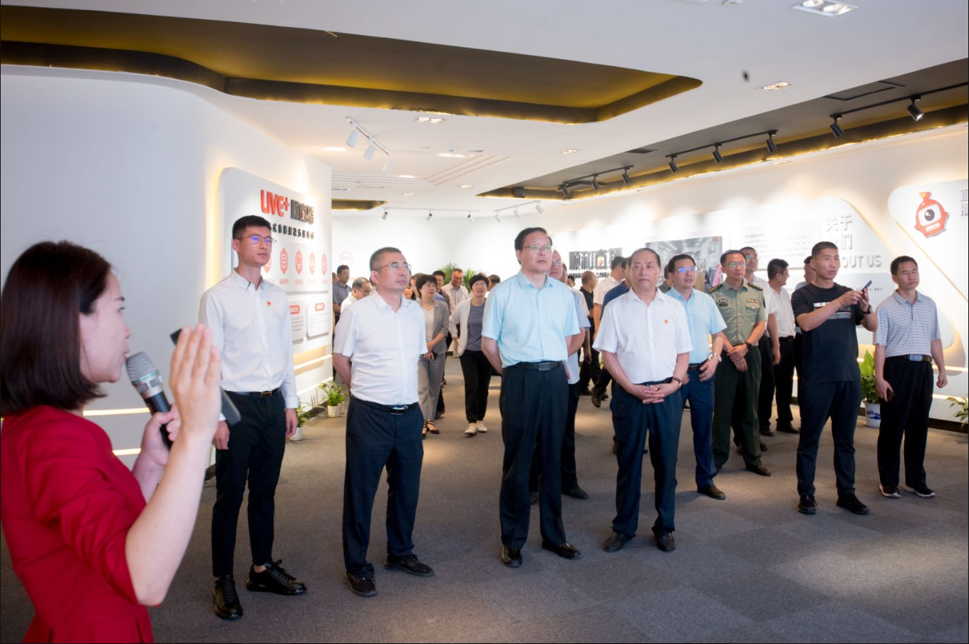 蘭山區(qū)推動高質(zhì)量發(fā)展現(xiàn)場交流會考察團蒞臨順和國際智慧物流園和順和直播電商科技產(chǎn)業(yè)園考察指導(dǎo)工作