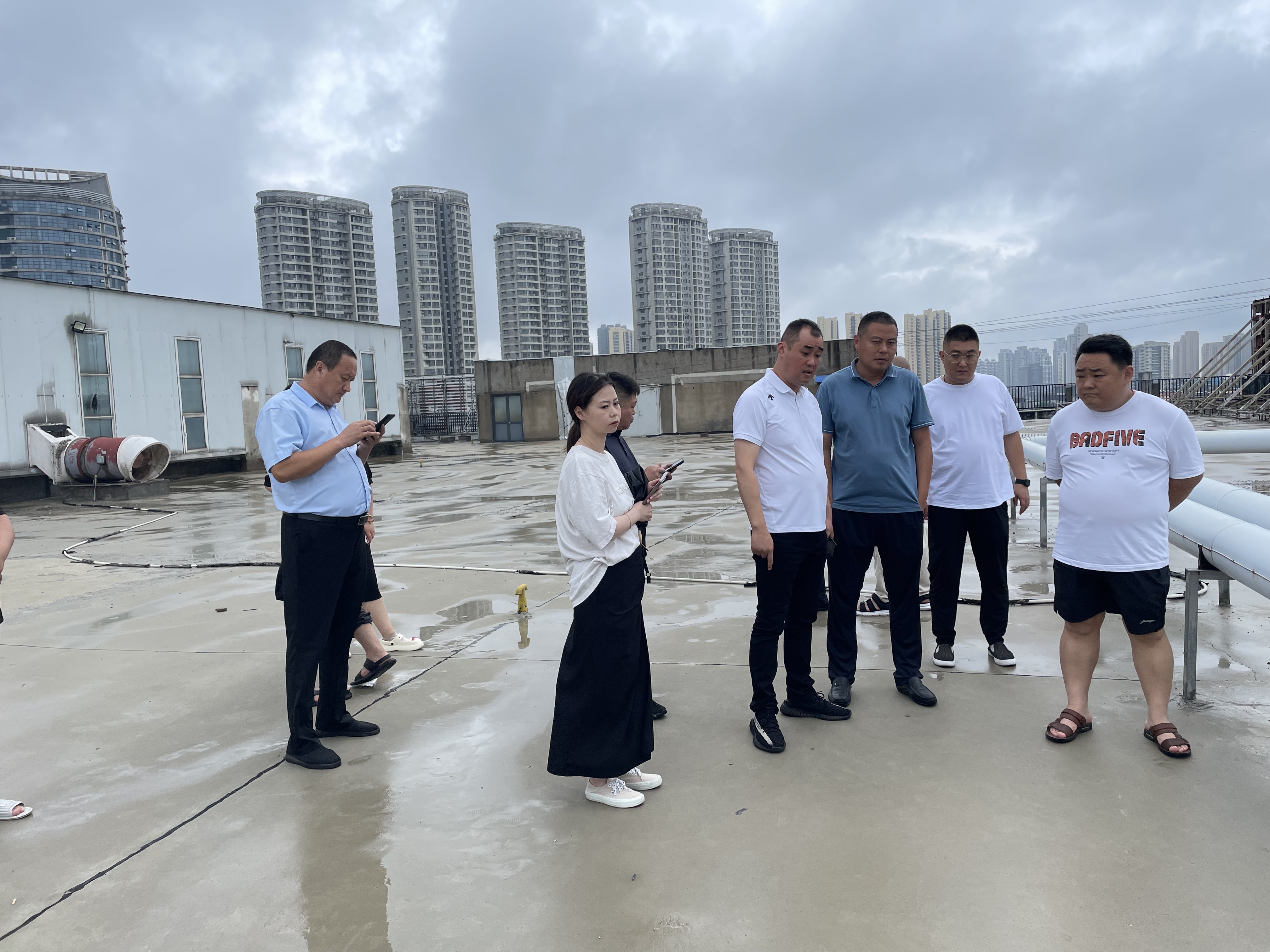 集團黨委副書記、董事長趙國偉帶隊到各市場安排防汛抗洪工作